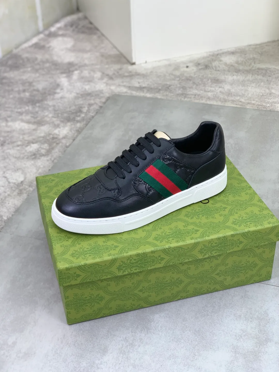 Men's shoes 💰P420 💰[New style]🆘 The latest model from Gucci GUCCI official website🎁Classic casual and fashionable men's shoes👟Best model💥The style is simple and elegant, exclusive for trendy men. Unique official website latest brand elements👑Gucci original decoration, fashionable and generous, original soft calfskin fabric➕Comfortable soft first-layer pigskin lining ✅The official website specifies wear-resistant casual outsole, the classic model is photographed in real life🎬Color: 2️⃣colors available😍Number of codes: 38-44
